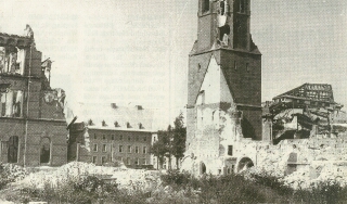 Die Marienkirche und das Amtsgericht  nach dem Bombenangriff am 16.11.1944