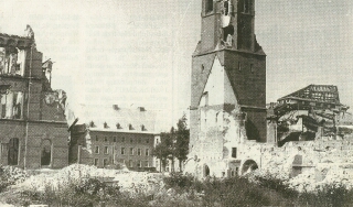 Die Marienkirche und das Amtsgericht nach dem Bombenangriff am 16.11.1944 Die Marienkirche und das Amtsgericht nach dem Bombenangriff am 16.11.1944